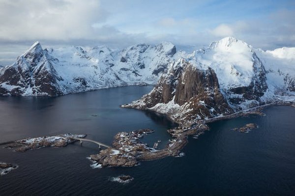 Comment organiser une expédition de plongée dans les fjords norvégiens : équipements et saisons ?